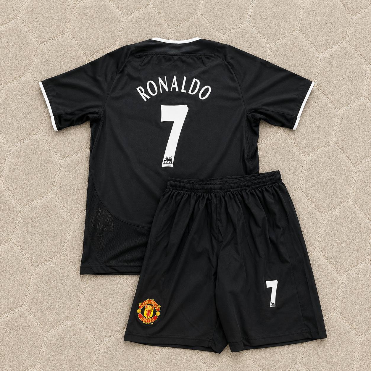 cristiano-ronaldo-manchester-united-2003-2005-black-retro-football-jersey-kit
