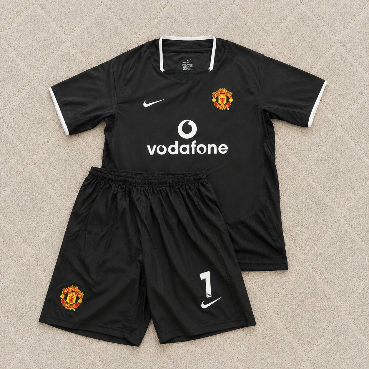 cristiano-ronaldo-manchester-united-2003-2005-black-retro-football-jersey-kit