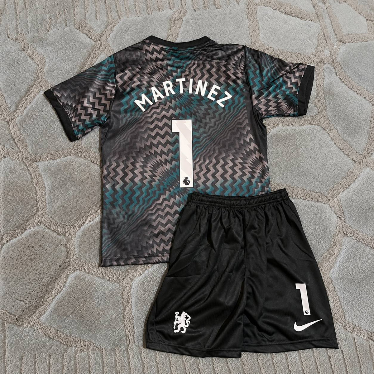 Emiliano Martinez #1 Chelsea New Season  2027 Kids Goalkeeper Football Shirt - Jersey Kit - Trikot Maillot Magliaa