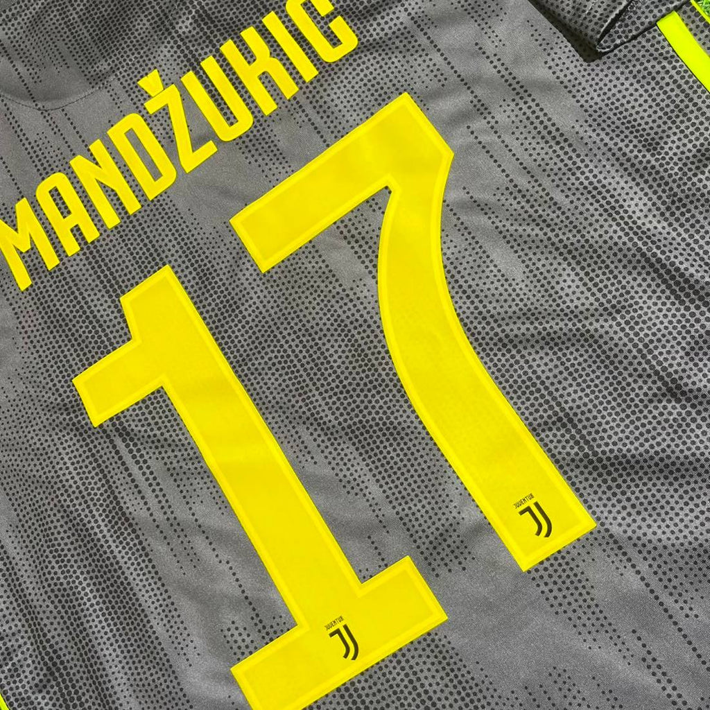 Mario Mandžukić 17# Juventus 2017-2018 Retro Home Football Jersey