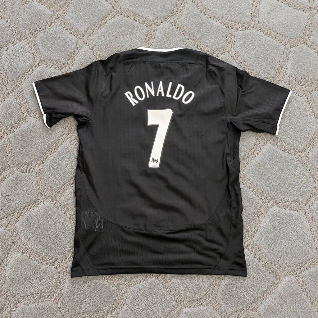 cristiano-ronaldo-manchester-united-2003-2005-black-retro-football-jersey-kit